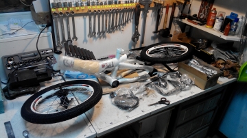 Сборка детского велосипеда из коробки