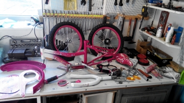 Сборка детского велосипеда из коробки