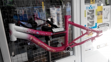 Сборка детского велосипеда из коробки