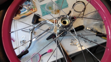 Сборка детского велосипеда из коробки