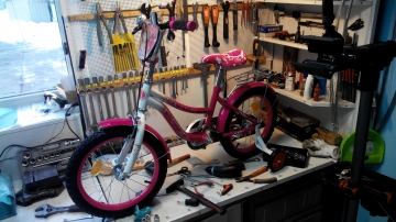 Сборка детского велосипеда из коробки