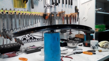 Центровка колеса велосипеда (на станке)