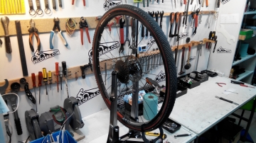 Центровка колеса велосипеда (на станке)