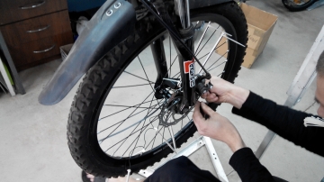 Установка велоподсветки 4 трубки на одно колесо