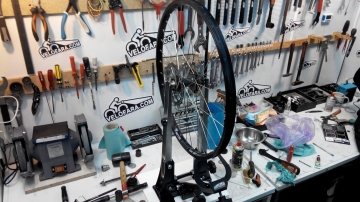 Центровка колеса велосипеда (на станке)