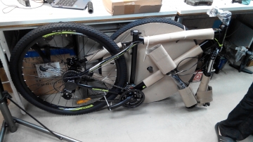 Сборка нового велосипеда из коробки