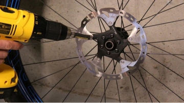 Монтаж/демонтаж тормозного диска велосипеда