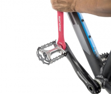 Монтаж/демонтаж педалей велосипеда